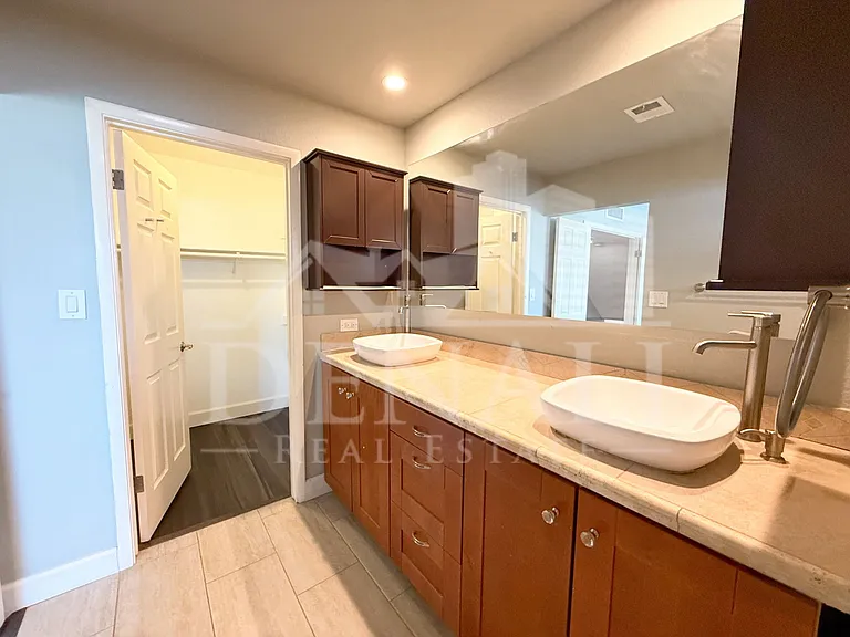 811 E Chilton Dr — Photo 25