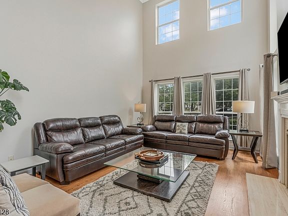 4th image of 262 Marcia Way