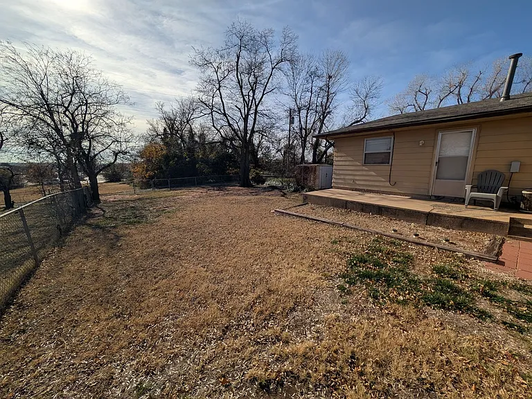 1010 E Main St — Photo 11