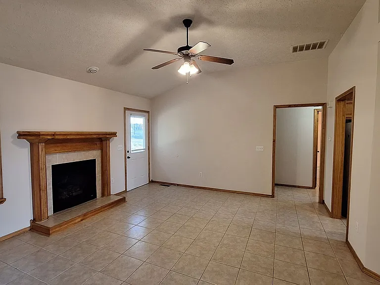 1305 E Hampton Dr — Photo 3