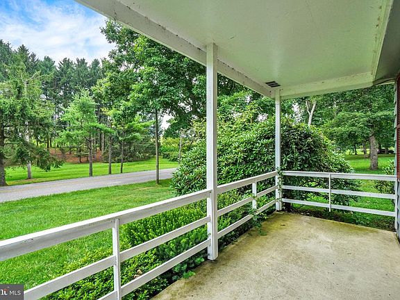 4th image of 13079 Center Rd