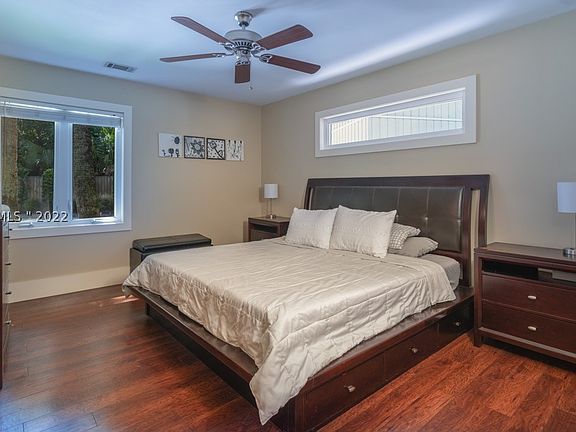 4th image of 18 Pelican St