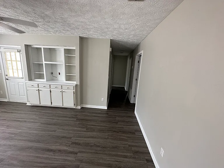 300 Carver Dr — Photo 3