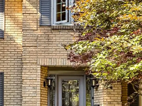 6 Cottonwood Ct, Hamilton, ON L9G 3W1