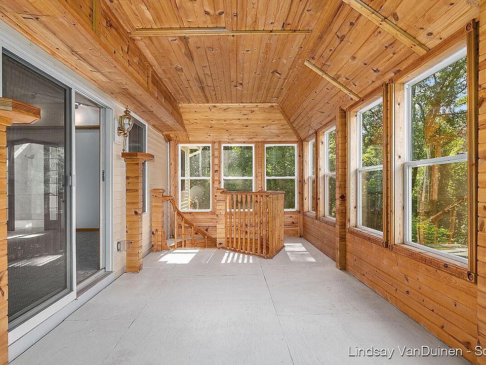 2nd image of 577 Alta Dale Ave SE