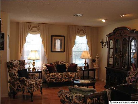 3rd image of 213 Prince Charles Dr