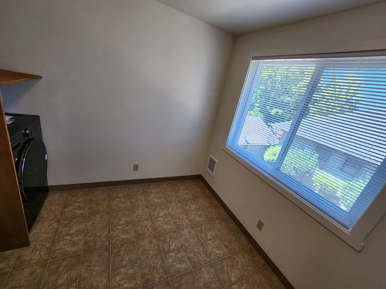 Two Bedroom Apt. w/ Washer and Dryer — Photo 5