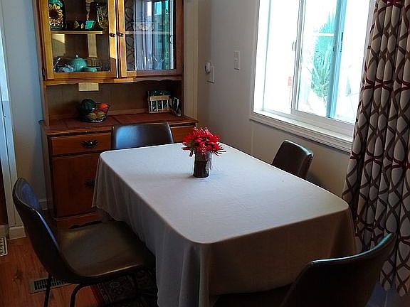 TABLE, CHAIRS AND HUTCH INCL
