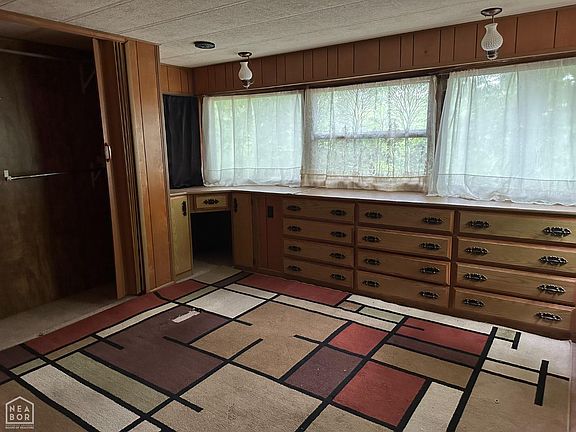 5th image of 105 Hickory St