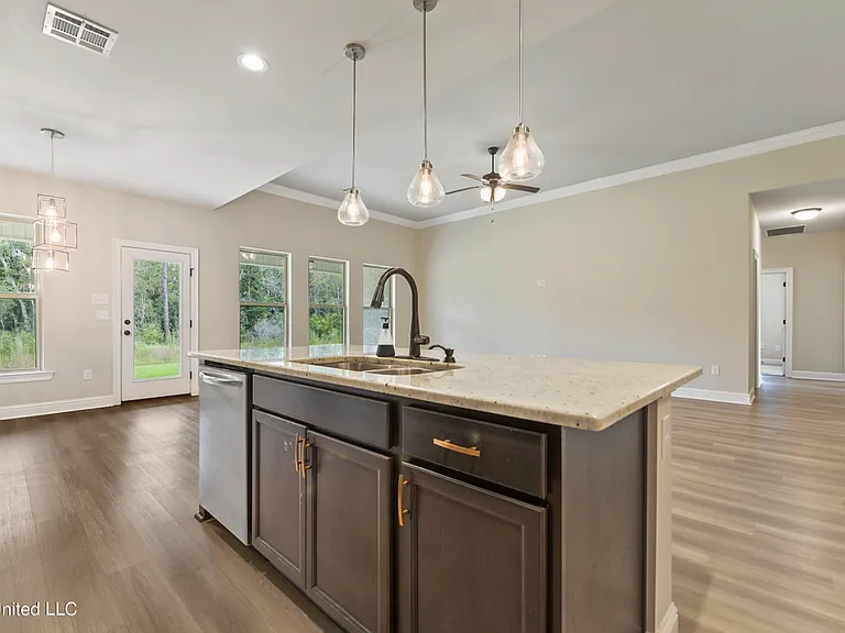 3766 Hamilton Dr — Photo 6