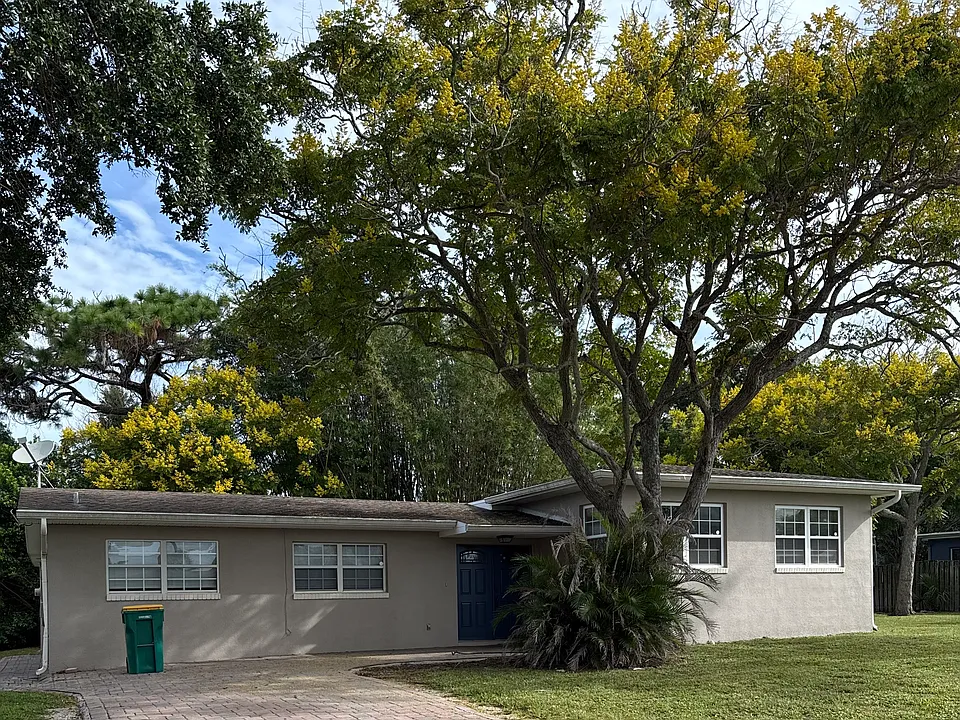 1076 Alpine Dr