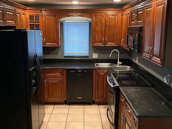 5th image of 2505 Ives Ave