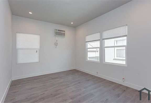 4th image of 2917 Leeward Ave