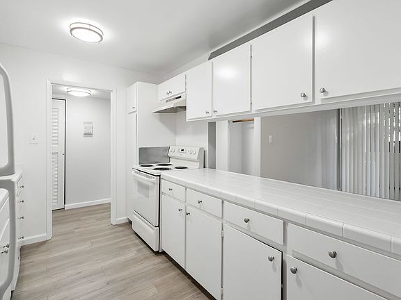 5th image of 211 Elm St APT 202