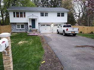 4 Adsit Ln, Halfmoon, NY 12065