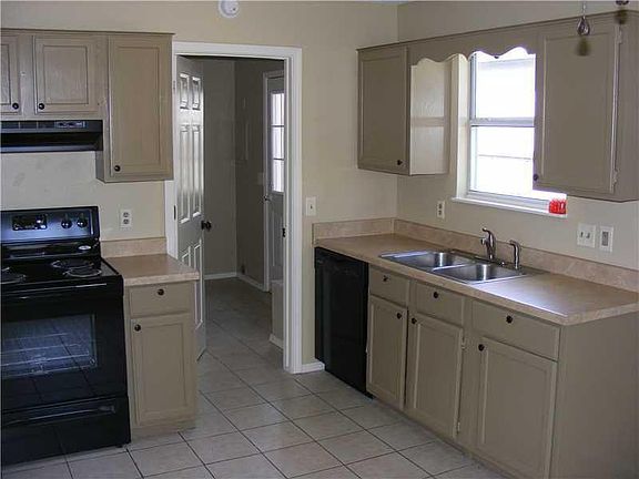 4th image of 2505 SE 3rd St