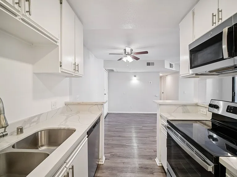 6310 Sylmar Ave — Photo 37