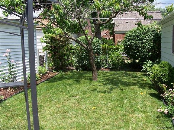 4th image of 22962 Cherry Hill St