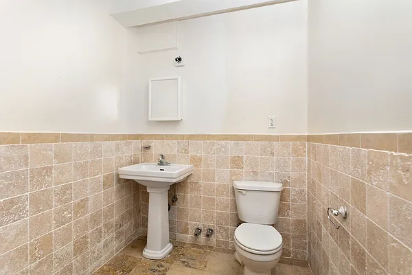 Rented by Safdie Realty Group | media 22