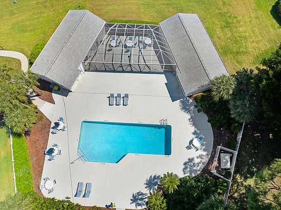 4th image of 996 Villa Dr