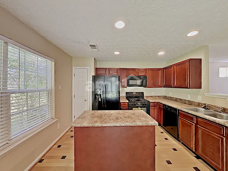 214 Oak Grove Ln — Photo 4