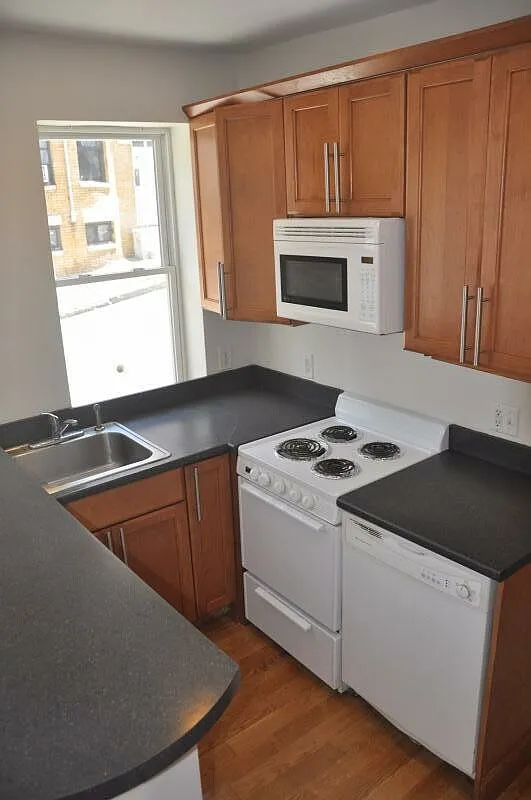 4 bed, 1400 sqft, $6,700 — Photo 1