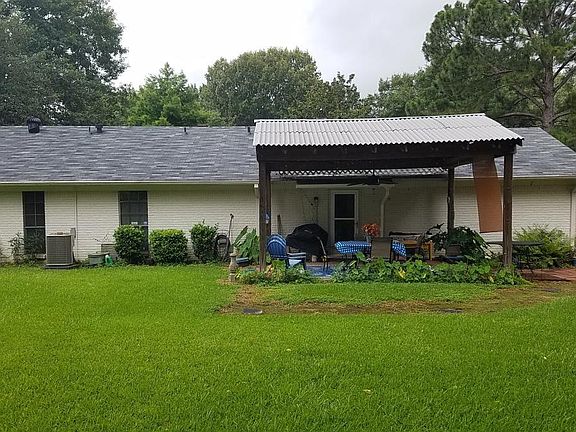 Large covered porch with fan!