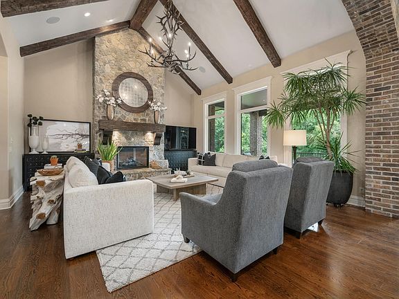 3rd image of 2214 N Lindsay Cir