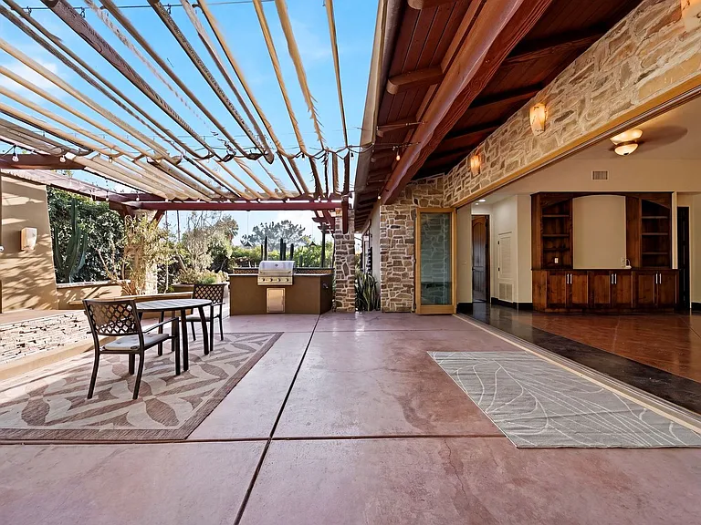 825 Gonzales St — Photo 27
