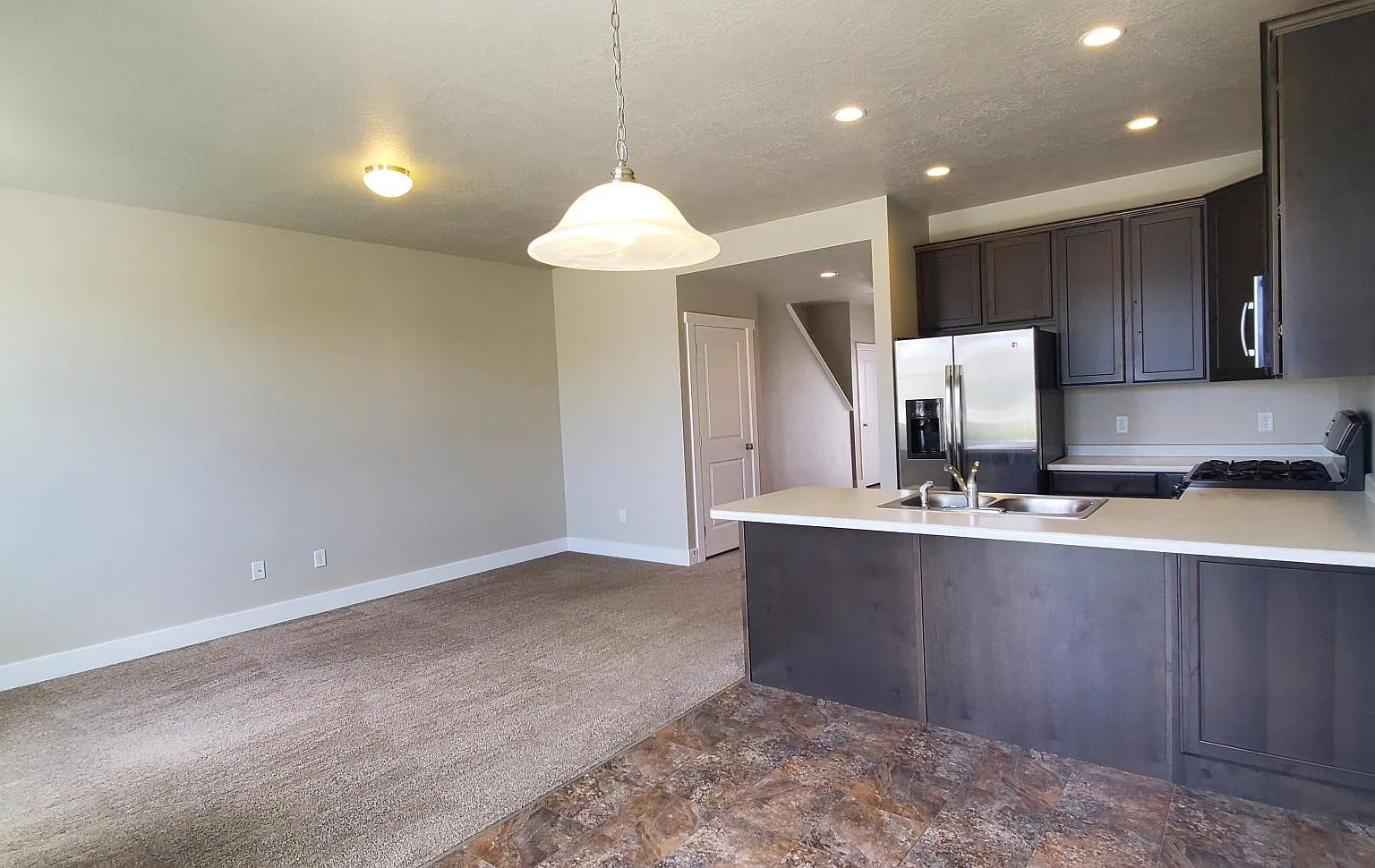 3 bed, 2.5 bath, 2036 sqft, $2,250 — Photo 2