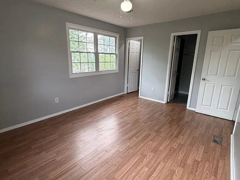 556 Burlington Ct — Photo 14