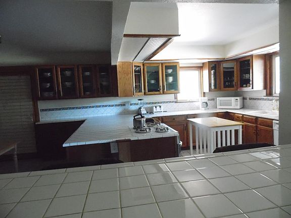 spacious kitchen w/lots of cabinets & counter space