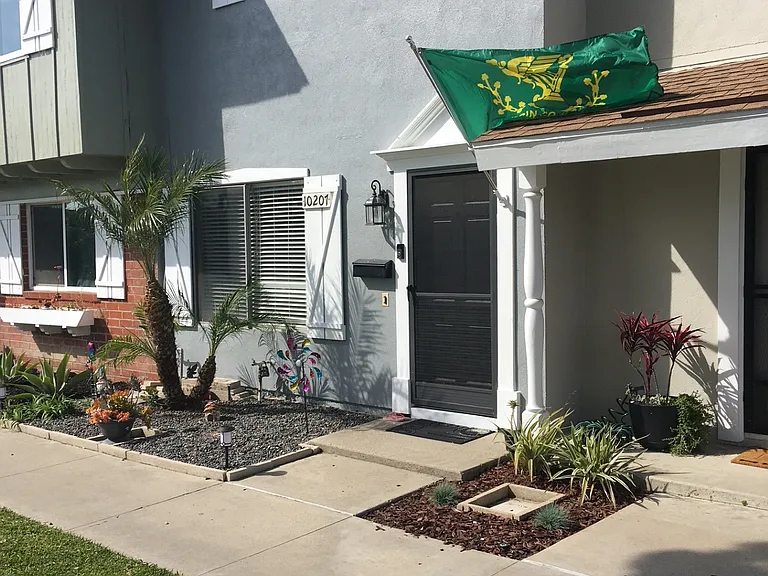 Nice entrance, painted contemporary colors. Just steps to covered parking