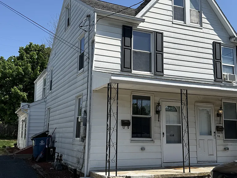 116 E 2nd St — Photo 2