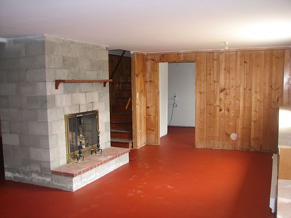 Family Room w Fireplace