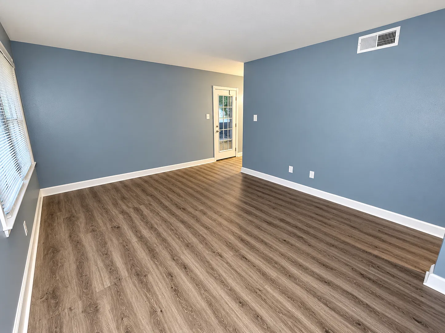 4 bed, 1.5 bath, 900 sqft, $1,425 — Photo 2