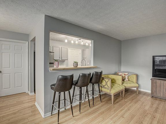 5th image of 10 Meadow Ln Suite 1