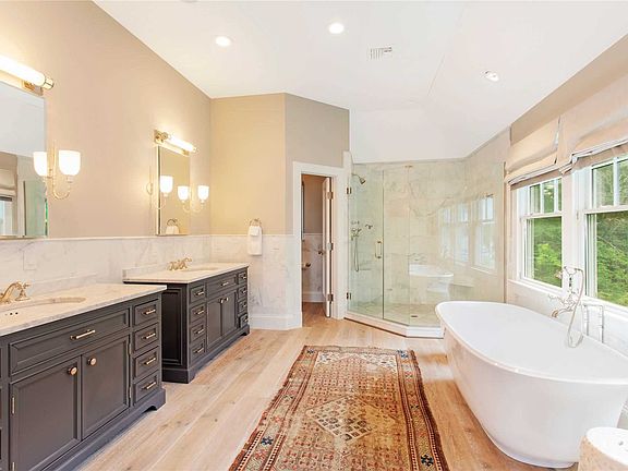 5th image of 5 Quogue St