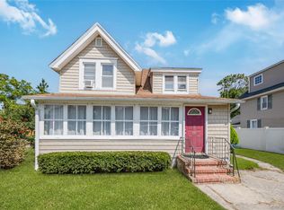 25 1st St, Islip, NY 11751