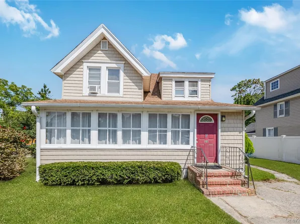 25 1st Street, Islip, NY 11751