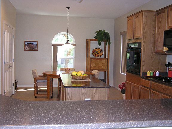 Large Kitchen w/nook & breakfast bar