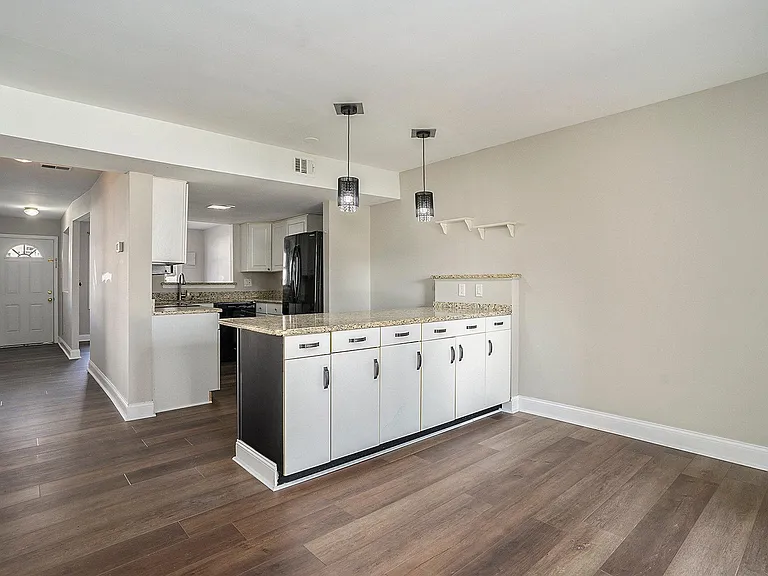 2280 Suzann Dr — Photo 9