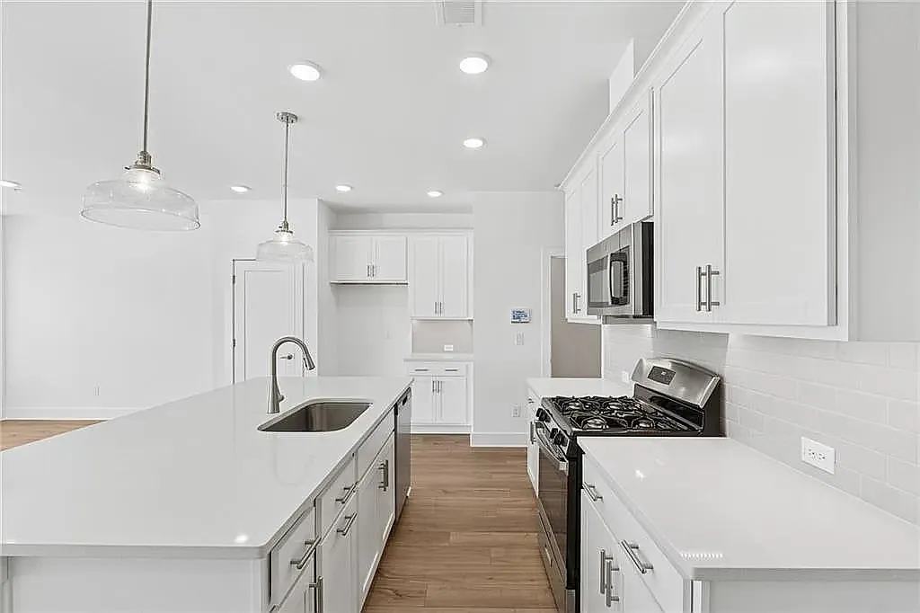 3 bed, 2.5 bath, 1919 sqft, $2,300 — Photo 2
