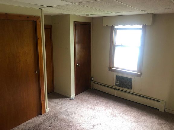 Bedroom (Fits a king size bed)