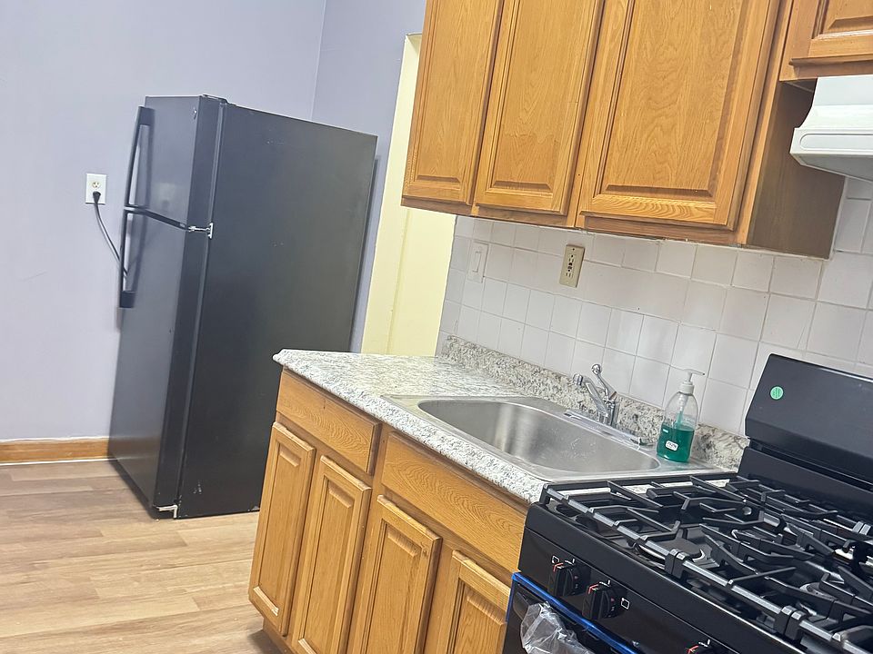 2nd image of 1670 Longfellow Ave #1A