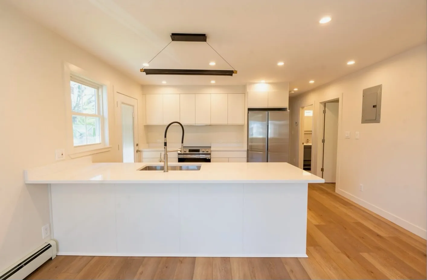 3 bed, 900 sqft, $4,300 — Photo 2