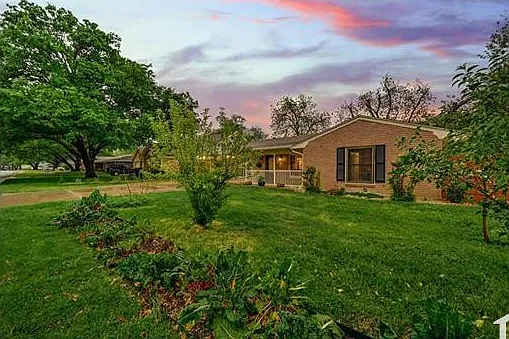 4 bed, 1922 sqft, $2,795 — Photo 3