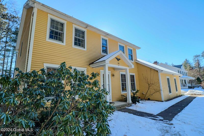 2nd image of 10 Chippewa Circle