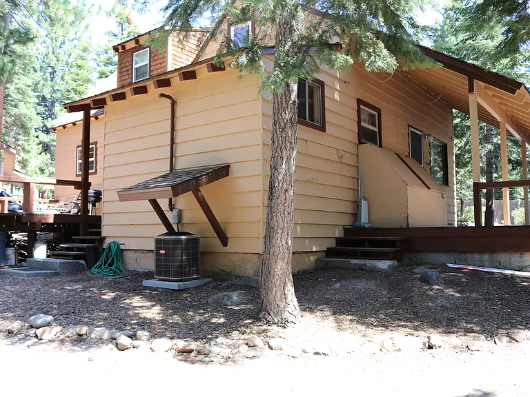 255 Old County Rd — Photo 12