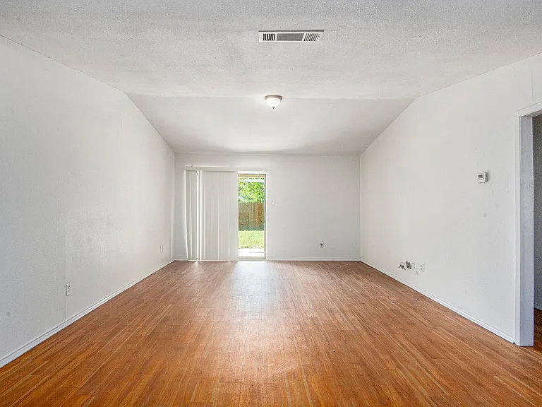 6819 W Cleburne Rd — Photo 4